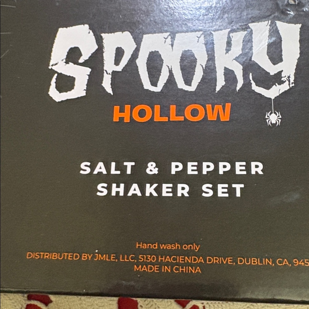 Collectible Spooky Hollow Cauldron Salt and Pepper Shakers - Picture 4 of 4